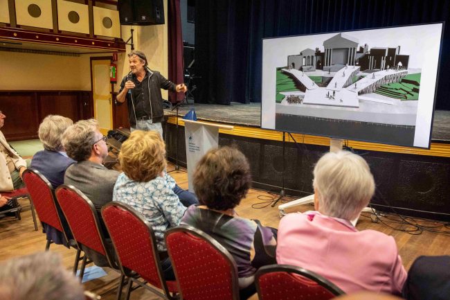 Michiel Voet presenteert decor Foto Peter de Ronde